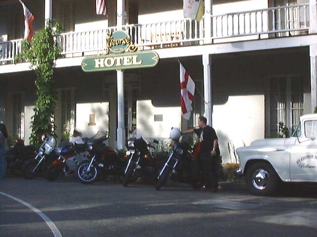 BikesHotel2.jpg (46235 bytes)